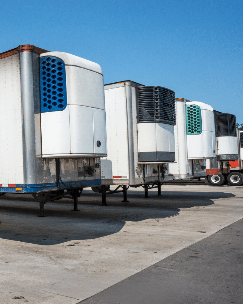 Trucks-at-warehouse-as-part-of-reefer-supply-chain